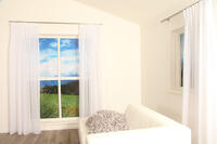 Hedon is een fijn geweven vitragestof en is voorzien van een blokpatroon. De blokken worden geaccentueerd door een verdikte grijs/witte draad met kleurverloop