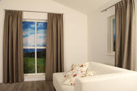 Soepelvallende lichtglanzende overgordijnstof met weefstructuurnzende overgordijnstof met weefstructuur. De grijsbruine basis wordt geaccentueerd met warmgrijze meegeweven draden