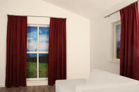 Deze superzachte velours look overgordijn van polyester valt mooi soepel valt en heeft een lichte glans