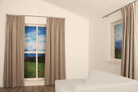 Deze superzachte velours look overgordijn van polyester valt mooi soepel valt en heeft een lichte glans