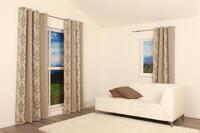 Supervoordelig overgordijn. Met barokpatroon en lengtestreep.