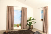 Deze prachtige inbetween van mesh stof is geweven met meerkleurige garens.