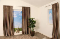 Deze mooie overgordijnstof is een echte sfeermaker, de stof zorgt voor privacy als het donker is