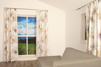 Soepel vallende fijn geweven gordijnstof met een kleurig aquarel bloemmotief