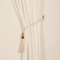 Cremekleurige embrasse met stenen decoratie en kwast