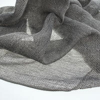 Deze grof geweven inbetween heeft de warme uitstraling van een overgordijn maar is transparant.