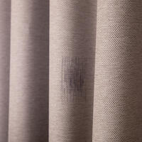 Deze ruimer vallende gordijnstof heeft heeft een geweven structuur en is in meerdere bruine garenkleuren geweven en is semi verduisterend
