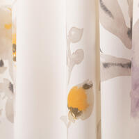 Soepel vallende fijn geweven gordijnstof met een kleurig aquarel bloemmotief