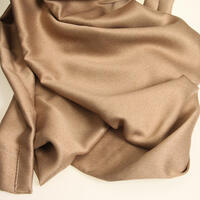 Overgordijn Grinon is een verduisterende weefstof die een warme sfeer in je interieur brengt