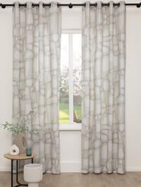 Deze soepele gordijnstof met een grote stoere organische print die wat weg heeft van keien