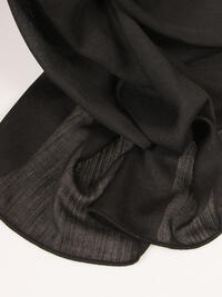 Belfast HH is een inbetween, een elegante en transparante stof die is vervaardigd uit dikkere garens