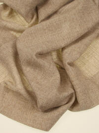 Dit overgordijn heeft een mooie melange van verschillende kleuren, valt onder de dunne overgordijnen en laat veel licht door