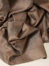 Platina is een kamerhoge jacquard geweven stof dat vervaardigd is uit meerdere kleuren garens, heeft een mooie glans en valt soepel