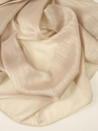 Glamis is een elegante vitrage met een subtiele glans. Door de fijne structuur geeft deze stof een mooie filtering van het licht