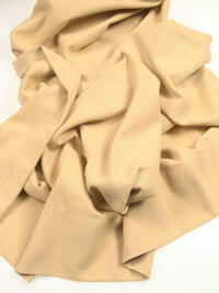 Overgordijn Grove is een veelzijdig katoenen gordijn met een vleugje luxe waardoor een harmonieuze sfeer ontstaat in jouw interieur