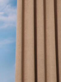 Granada is een mooie soepel vallende dim-out overgordijnstof met een subtiele glans