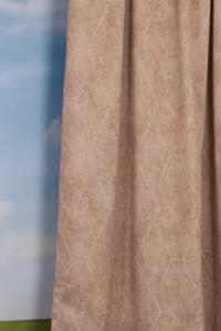 Lumina Reflect is een gladde dim-out overgordijnstof met een grafische print van gemêleerde kleuren