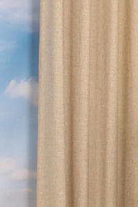 Dit overgordijn heeft een mooie melange van verschillende kleuren, valt onder de dunne overgordijnen en laat veel licht door