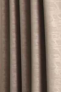 Deze semi-verduisterende gordijnstof heeft een ingeperst grafisch dessin op een gemêleerd gronddoek