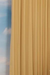 Overgordijn Grove is een veelzijdig katoenen gordijn met een vleugje luxe waardoor een harmonieuze sfeer ontstaat in jouw interieur