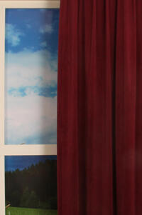 Deze superzachte velours look overgordijn van polyester valt mooi soepel valt en heeft een lichte glans