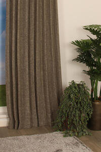 Tamise is een kamerhoog overgordijn met een wollige textuur die warmte en gezelligheid brengt in elke ruimte