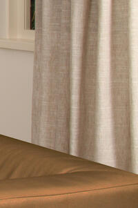 Inbetween Keighley heeft de mooie natuurlijk uitstraling die je mag verwachten van een gordijn waarin linnen verwerkt is