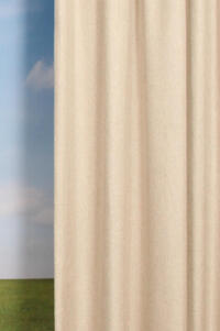 Verduisterend overgordijn Lana wool heeft aan de voorkant een prachtig glanzende grove weefstuctuur.