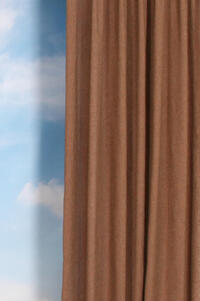 Inbetween Caminus is een wat dikker geweven stof en straalt de warmte van een overgordijn uit