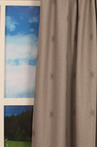 Deze ruimer vallende gordijnstof heeft heeft een geweven structuur en is in meerdere bruine garenkleuren geweven en is semi verduisterend