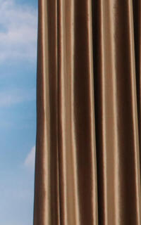 Deze mooie overgordijnstof is een echte sfeermaker, de stof zorgt voor privacy als het donker is