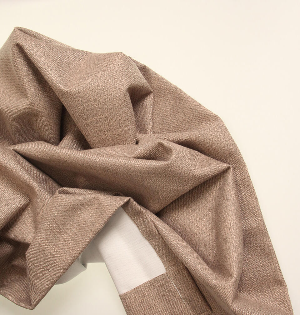 Madia F.R. Night is een soepel vallende verduisterende overgordijnstof met een mooie melange van gemêleerde garens