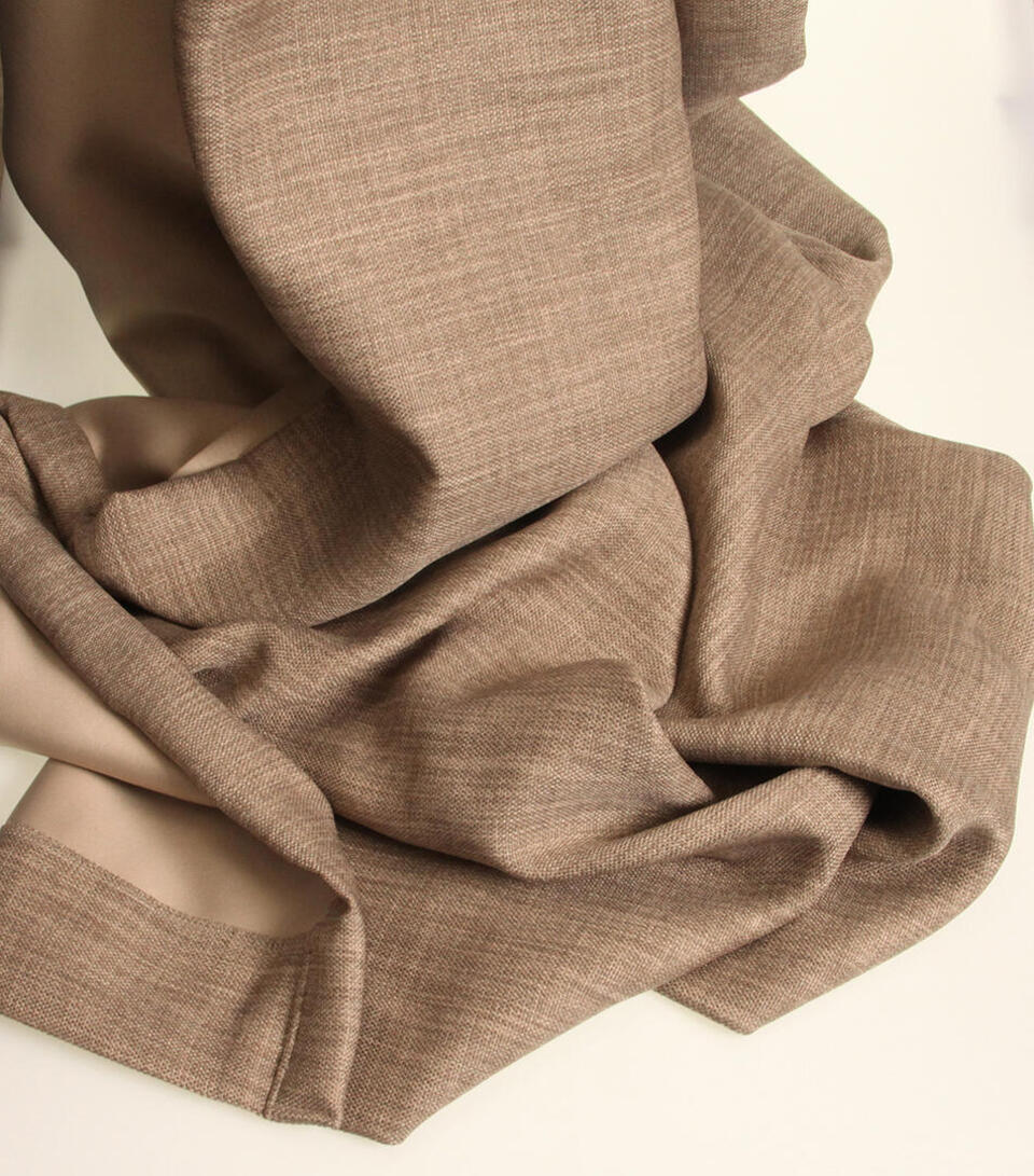 Lagune is een kamerhoge en soepelvallende dim-out met een stoere uitstraling