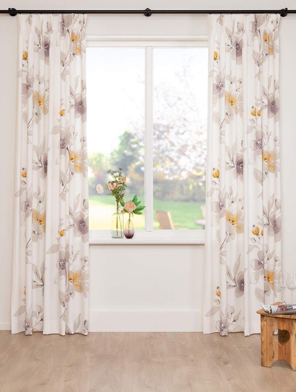 Soepel vallende fijn geweven gordijnstof met een kleurig aquarel bloemmotief