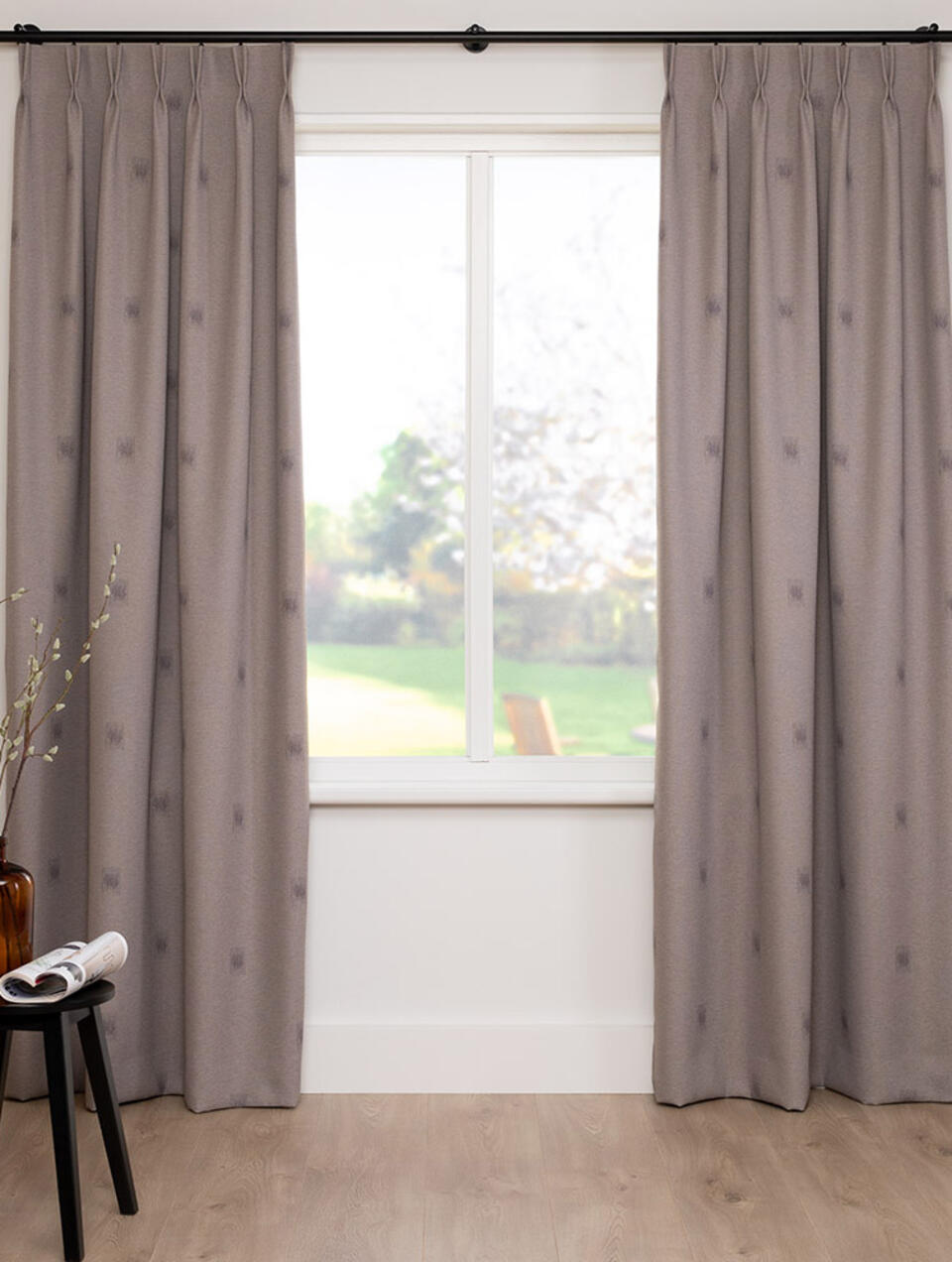 Deze ruimer vallende gordijnstof heeft heeft een geweven structuur en is in meerdere bruine garenkleuren geweven en is semi verduisterend