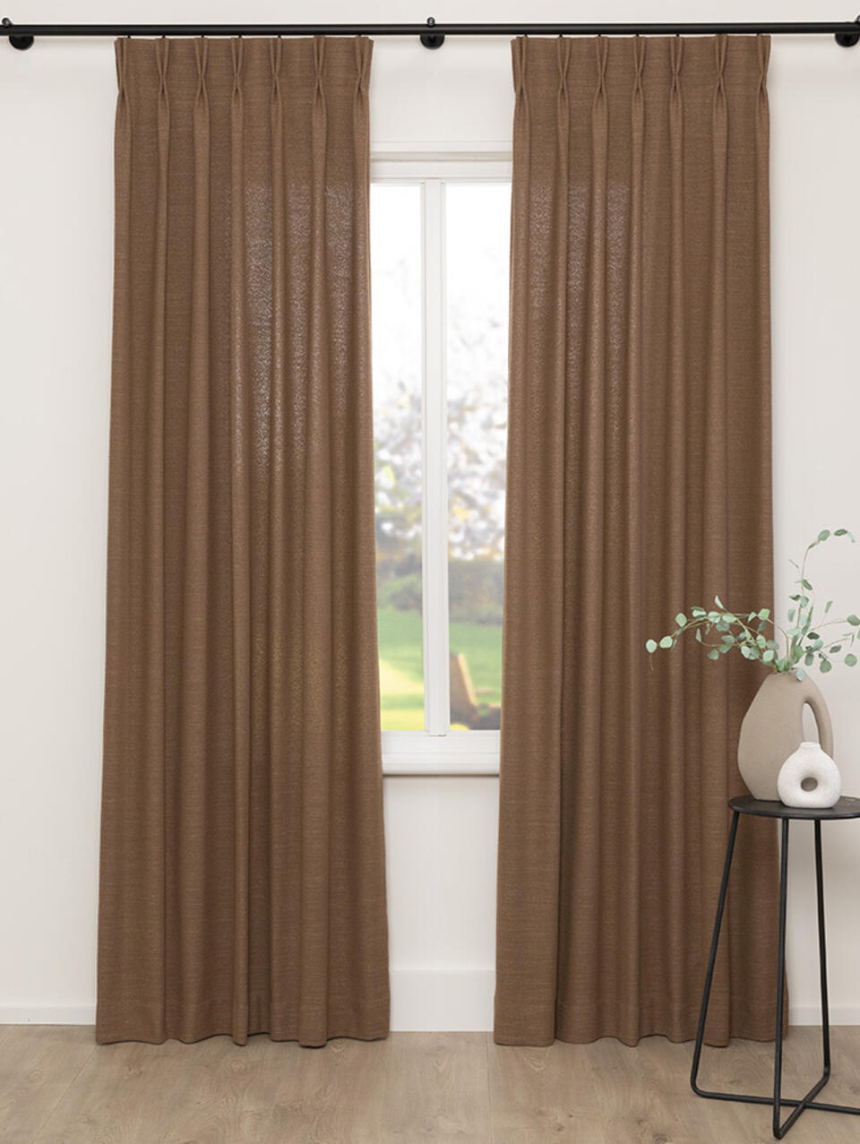 Embry warmbruin is een soepel vallende stof met een warme look en natuurlijke uitstraling