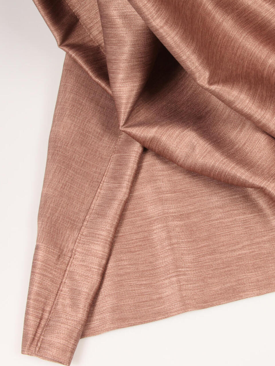 Deze overgordijnstof heeft een elegante uitstraling door een subtiele glans en eigentijds kleurenpalet