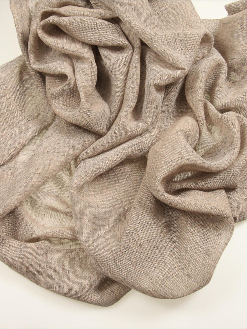 Deze kamerhoge brandvertragende inbetween is geweven in meerdere kleuren waardoor een gemêleerd gordijn ontstaat