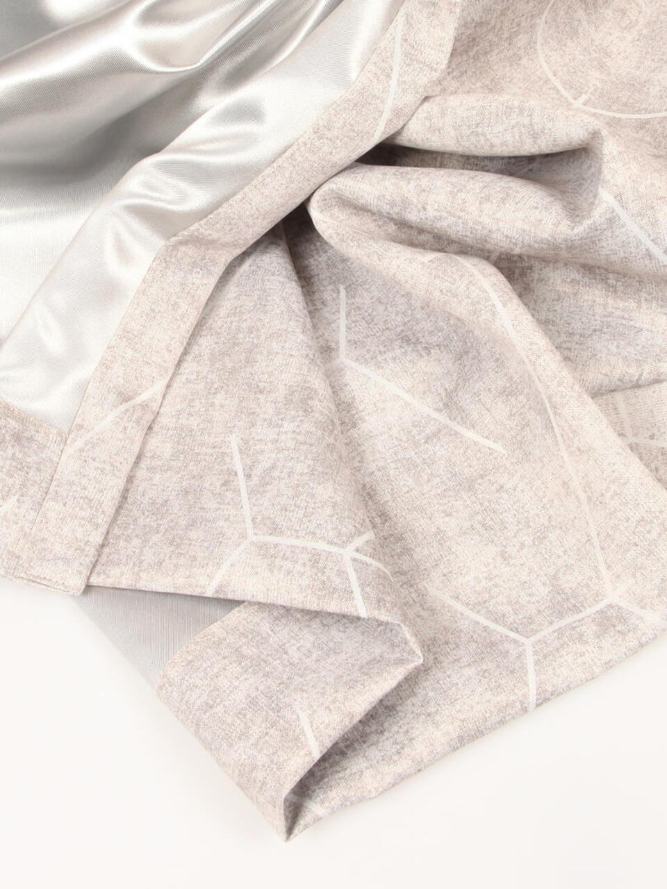 Lumina Reflect is een gladde dim-out overgordijnstof met een grafische print van gemêleerde kleuren