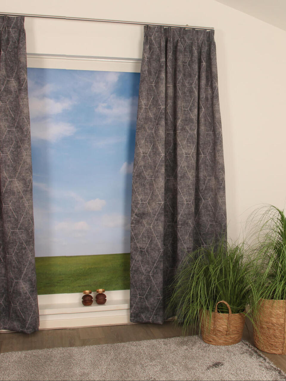 Lumina Reflect is een gladde dim-out overgordijnstof met een grafische print van gemêleerde kleuren