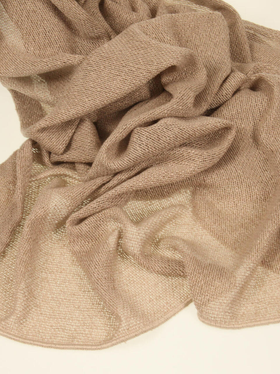 Inbetween Crumble is een kamerhoge en soepelvallende inbetween gemaakt van wat dikkere garens