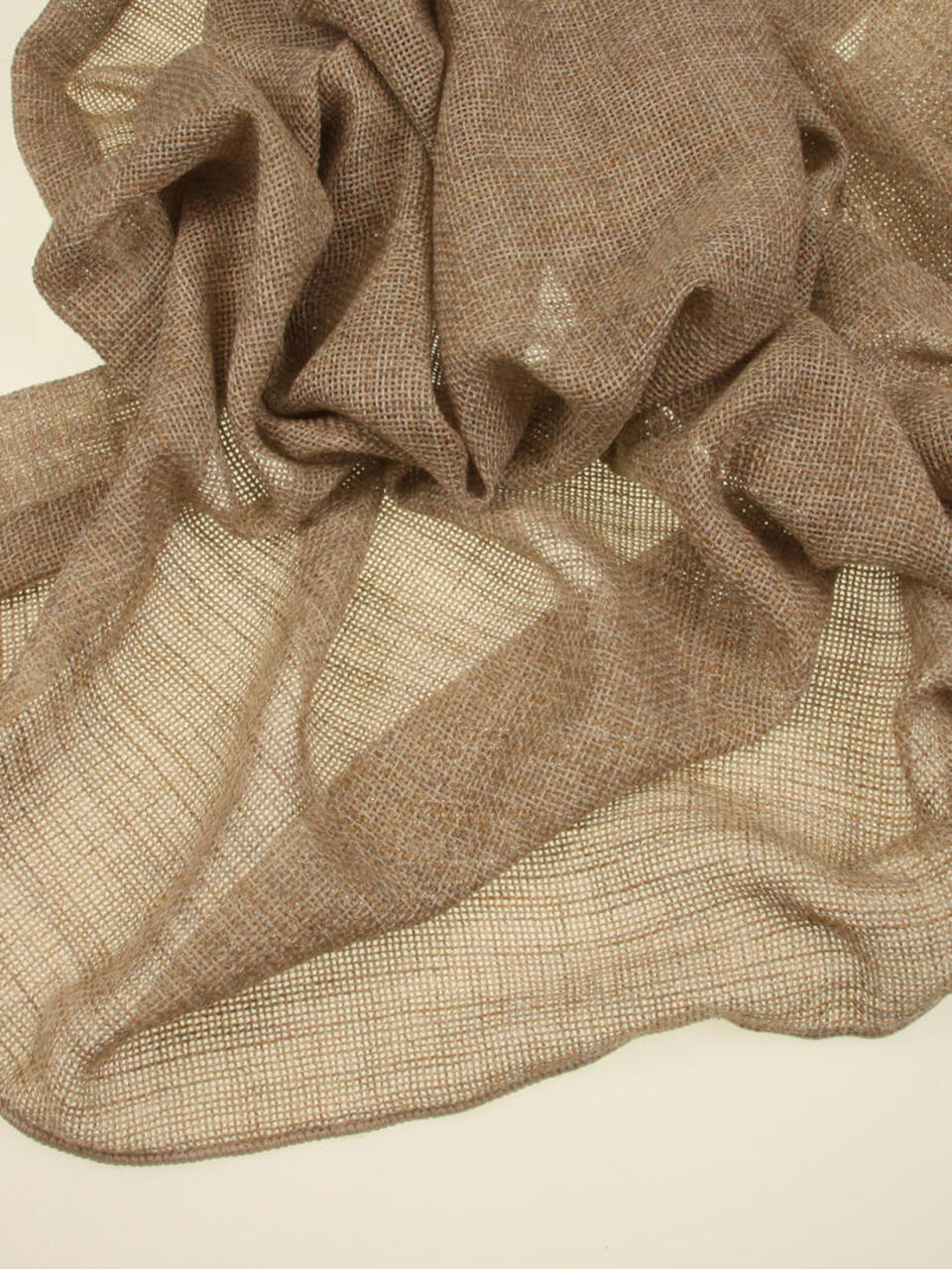 Oban is een prachtige grover geweven kamerhoge inbetween in verschillende gemêleerde garendiktes