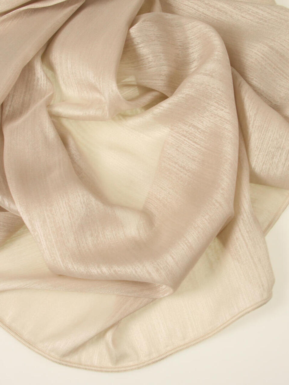 Glamis is een elegante vitrage met een subtiele glans. Door de fijne structuur geeft deze stof een mooie filtering van het licht