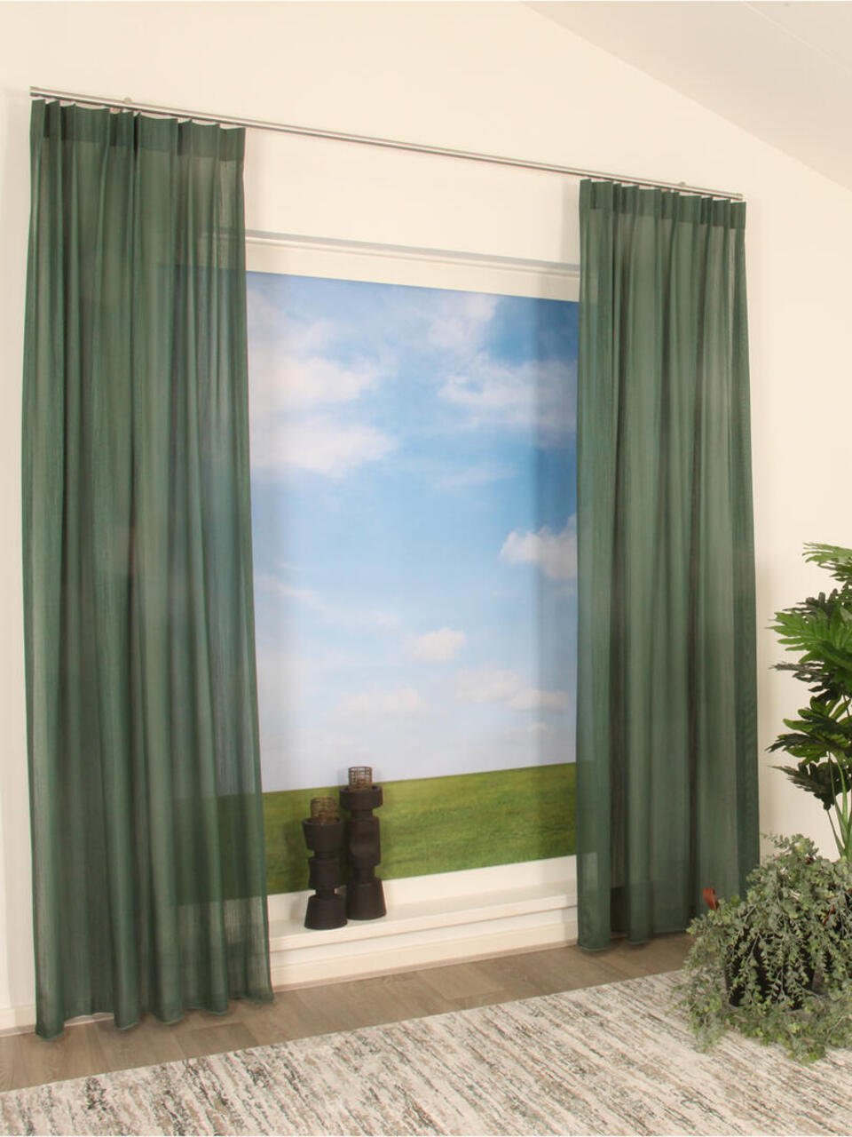 Glamis is een elegante vitrage met een subtiele glans. Door de fijne structuur geeft deze stof een mooie filtering van het licht.