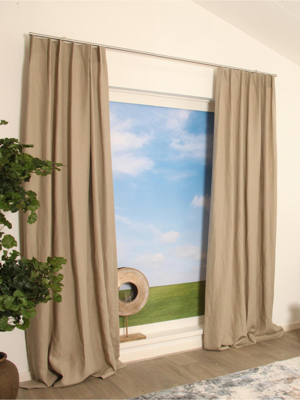 Overgordijn Naturlin is een soepelvallende 100% linnen gordijnstof die warmte en sfeer aan je interieur geeft