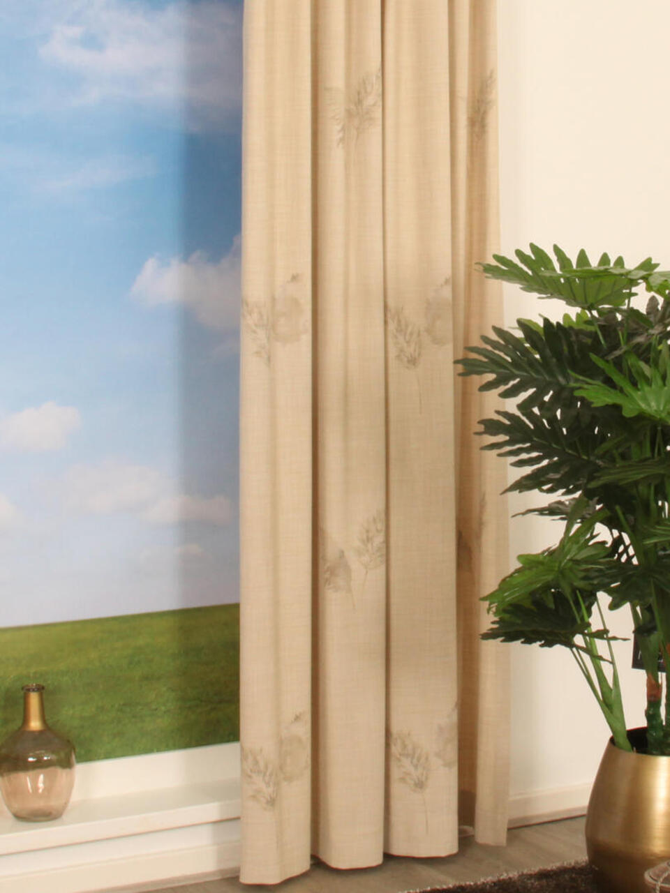 Parnell is een brandvertragend overgordijn met een tekening van de pluimpjes van pampasgras en heeft een zachte uitstraling