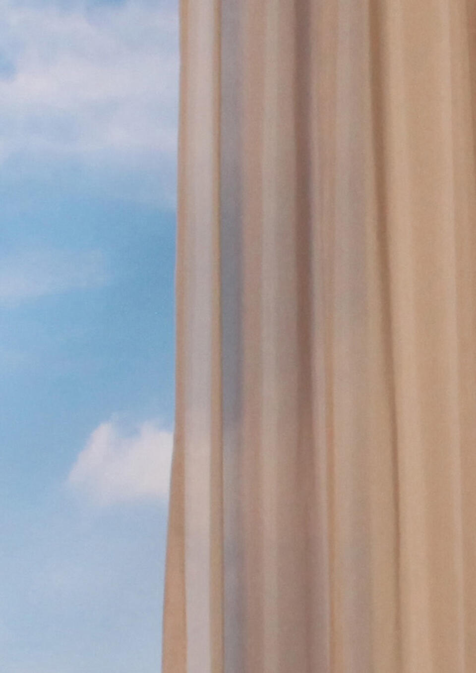 Borja is een vlamwerende basic voile vitrage met een rijke uitstraling