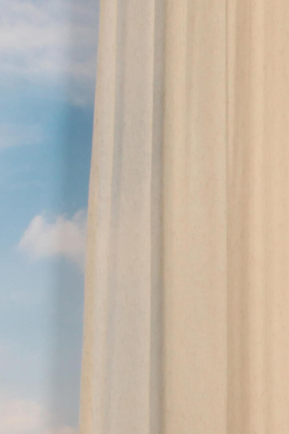 Deze kamerhoge brandvertragende inbetween is geweven in meerdere kleuren waardoor een gemêleerd gordijn ontstaat