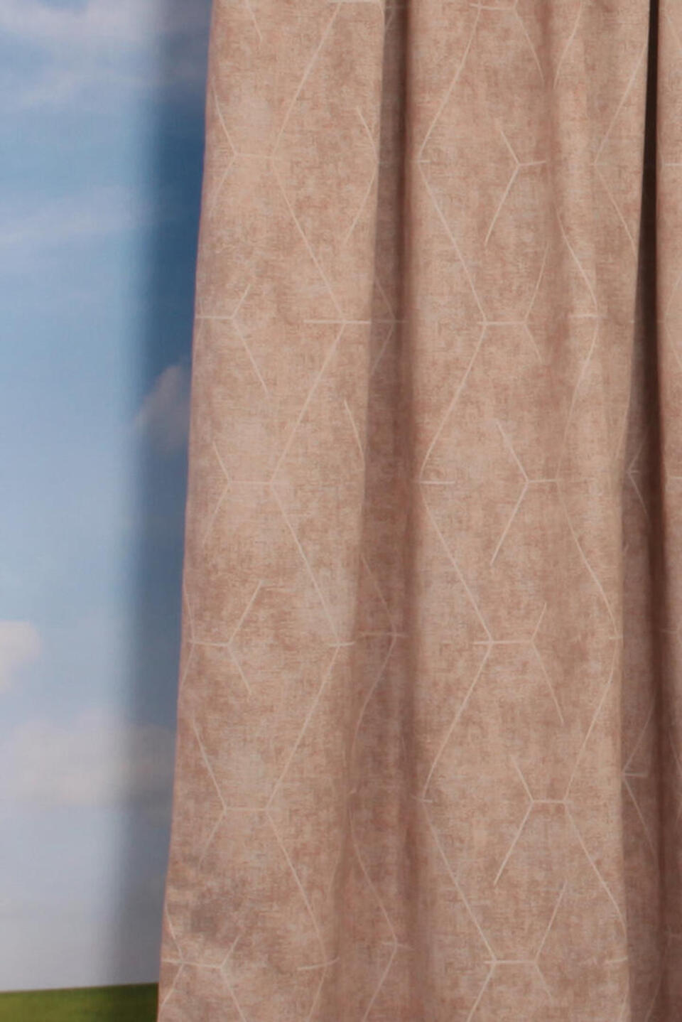 Lumina Reflect is een gladde dim-out overgordijnstof met een grafische print van gemêleerde kleuren