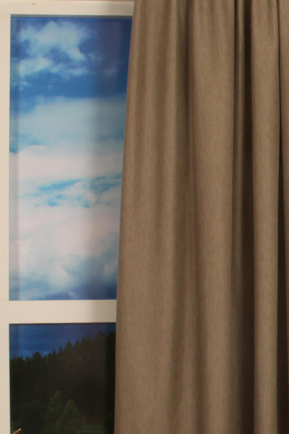 Soepelvallende lichtglanzende overgordijnstof met weefstructuurnzende overgordijnstof met weefstructuur. De grijsbruine basis wordt geaccentueerd met warmgrijze meegeweven draden